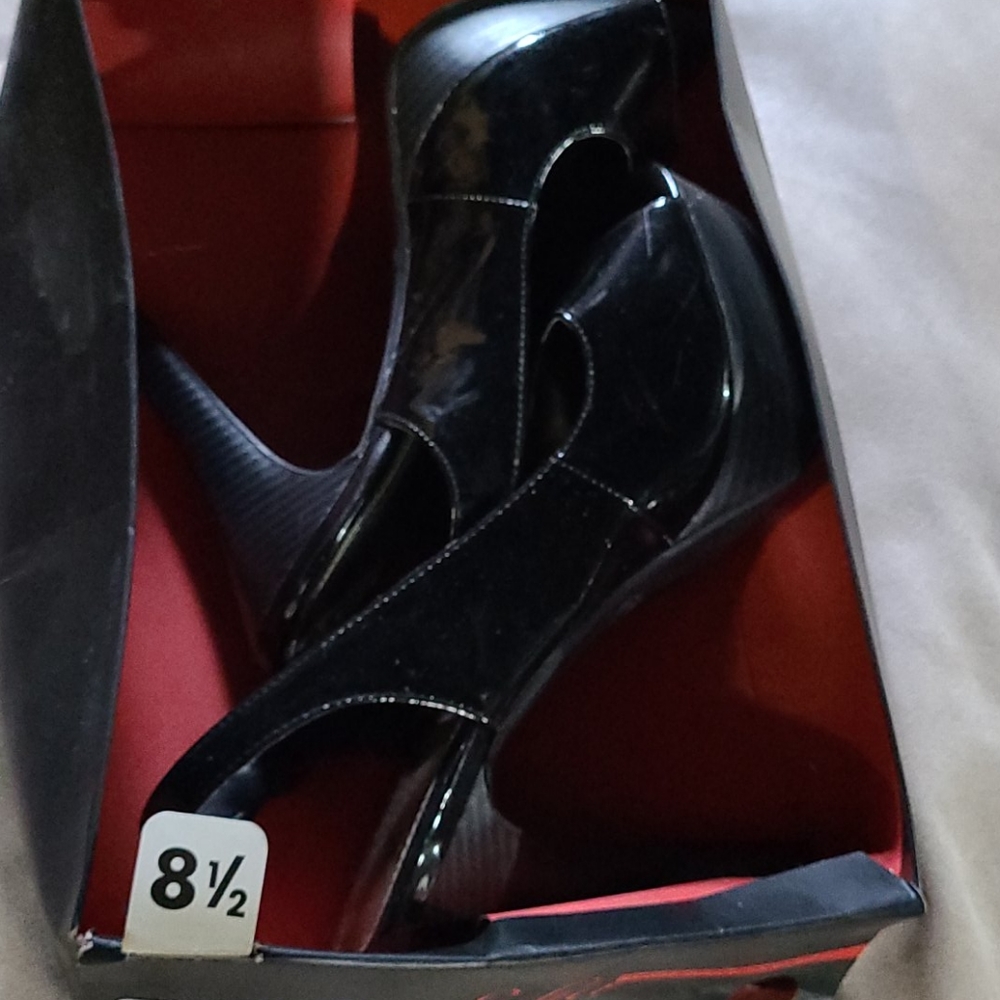 Sofia Vergara Black Siletto Patent Pumps